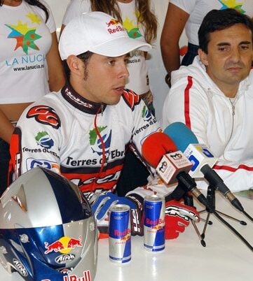 Adam Raga, même face aux journalistes, n'oublie jamais ses cannettes de Red Bull !