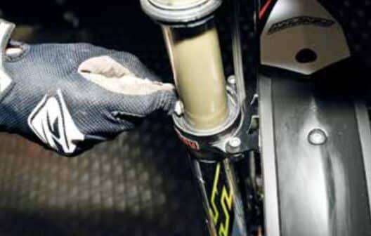 réviser sa moto et les caches poussières