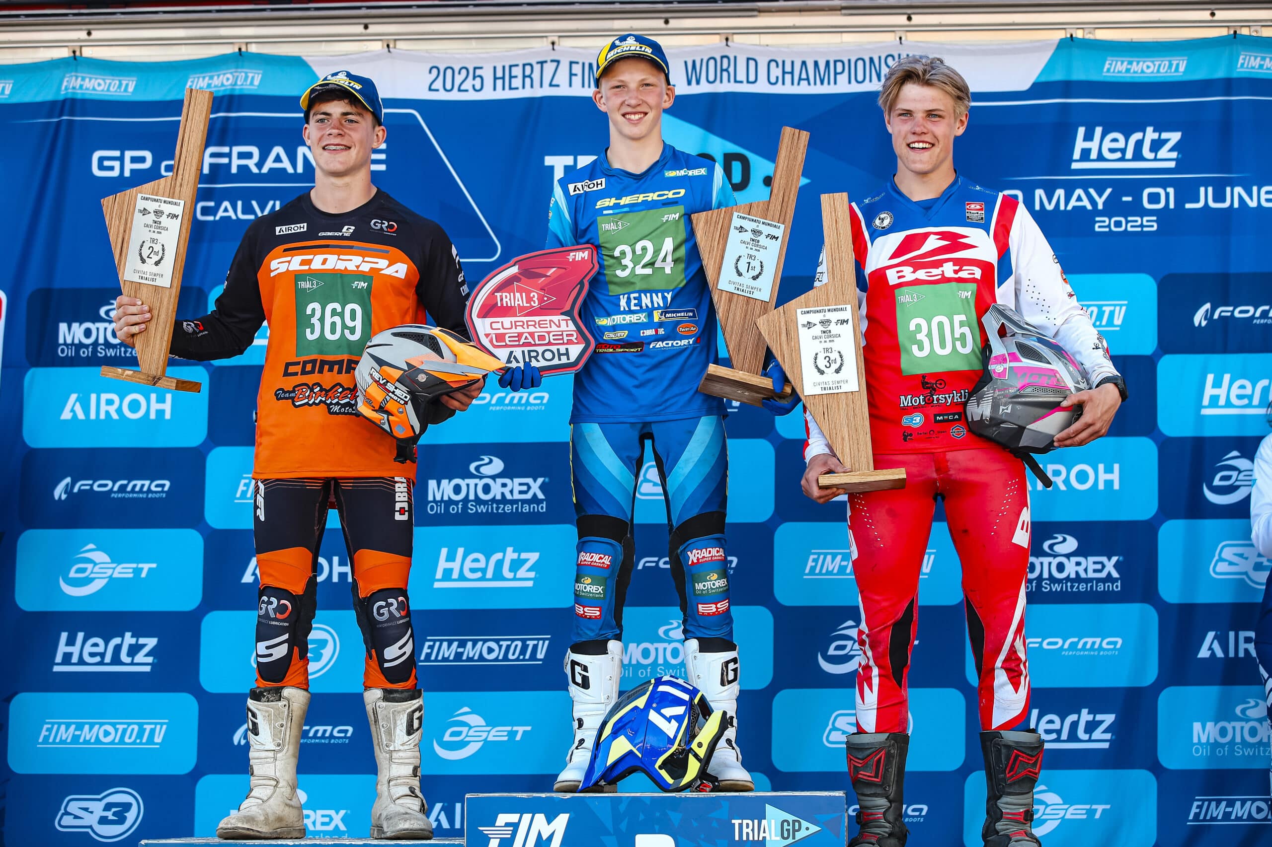 Podium Trial3