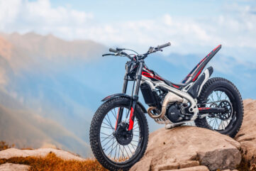 Betamotor-Trial-Sincro-2T-300-SS-MY27-gallery-3840x2560-05-scaled