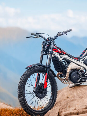 Betamotor-Trial-Sincro-2T-300-SS-MY27-gallery-3840x2560-05-scaled